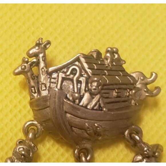 Vintage Signed Avon Noah's Ark Charm Brooch Pin Gold-Tone - Panda Zebra Gorilla - Picture 4 of 6
